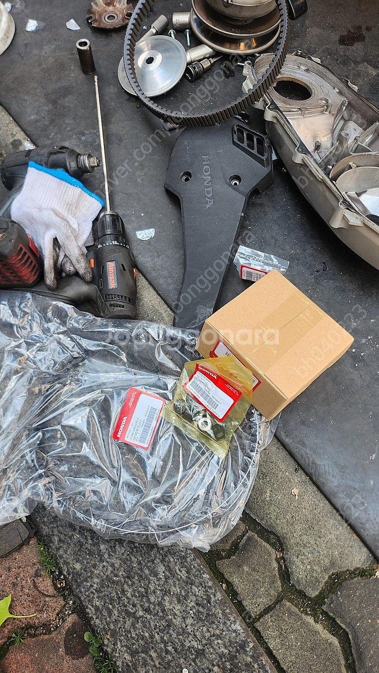 23년식 PCX 화이트 판매합니다 39606km 탔어요 상태는 사진 참고해주세요 부천대 뒤에 중동 오토바이에서 구동...--5